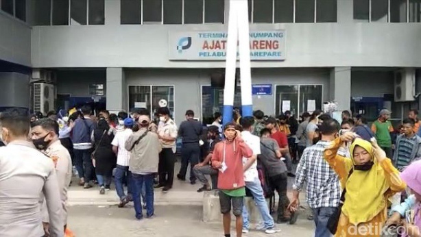 arus-balik-h8-di-pelabuhan-nusantara-kota-parepare-sulawesi-selatan-sulsel-masih-dipadati-penumpang_169