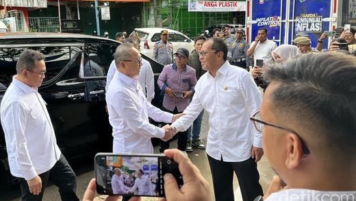 menteri-koordinator-bidang-pangan-zulkifli-hasan-bersama-menteri-perdagangan-budi-santoso-memantau-harga-dan-pasokan-bahan-pok_169 (1)