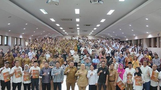 Foto-bersama-usai-penyerahan-Surat-Keputusan-Pengesahan-Badan-Hukum-Koperasi