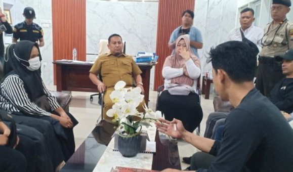 proses-mediasi-antara-aliansi-masyarakat-btp-dengan-disdik-sulsel-terkait-protes-spmb-di-sman-21-makassar-1752505972000_169