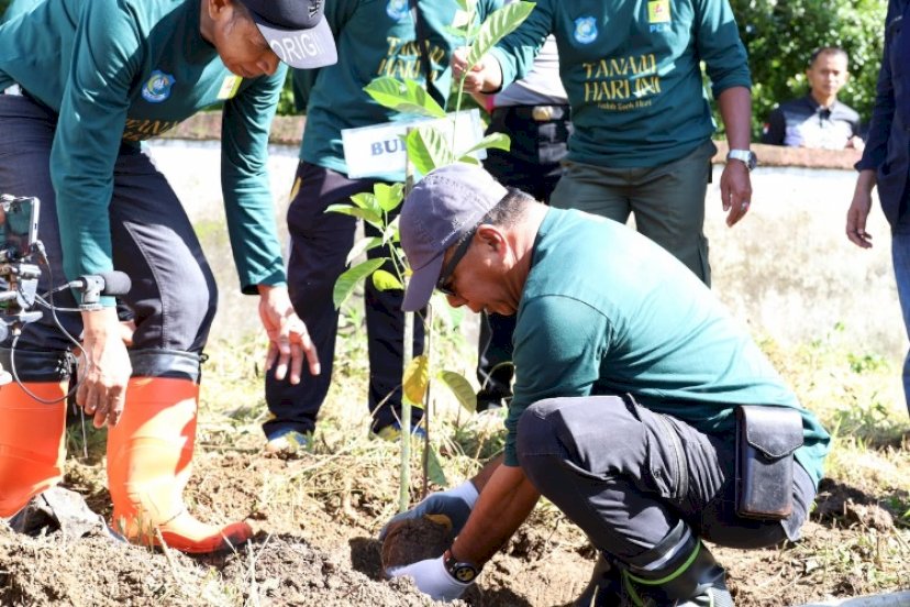 Andi-Utta-Tanam-Pohon-di-Kindang-pluzid.jpg&width=828&height=552